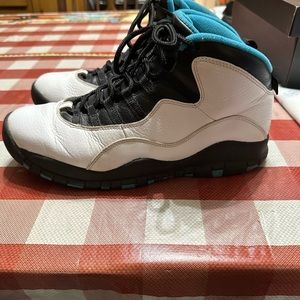 Jordan powder blue size 10.5, they are for narrow feet